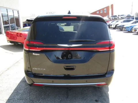More photos of 2025 Chrysler Pacifica Select at Pettijohn Auto Center, MO