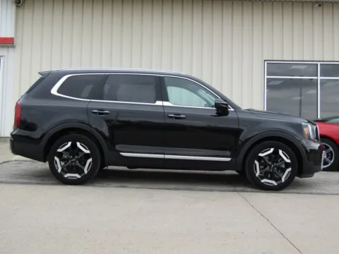 Photos of 2025 Kia Telluride S for sale in Bethany, MO at Pettijohn Auto Center