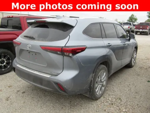 More photos of 2020 Toyota Highlander Limited at Pettijohn Auto Center, MO