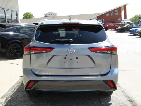 More photos of 2020 Toyota Highlander Limited at Pettijohn Auto Center, MO