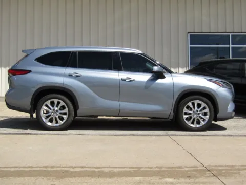 Photos of 2020 Toyota Highlander Limited for sale in Bethany, MO at Pettijohn Auto Center