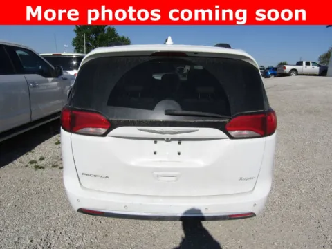More photos of 2017 Chrysler Pacifica Touring L at Pettijohn Auto Center, MO
