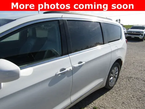 Photos of 2017 Chrysler Pacifica Touring L for sale in Bethany, MO at Pettijohn Auto Center