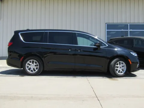 Photos of 2025 Chrysler Pacifica Select for sale in Bethany, MO at Pettijohn Auto Center