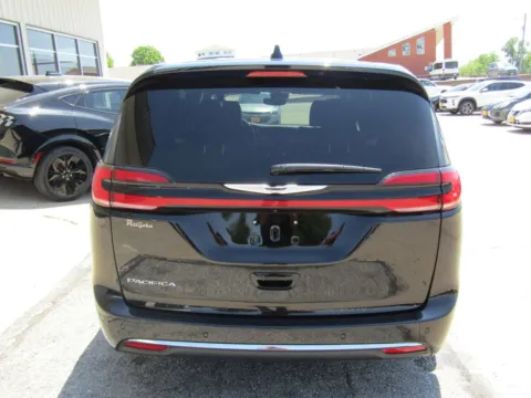 More photos of 2025 Chrysler Pacifica Select at Pettijohn Auto Center, MO