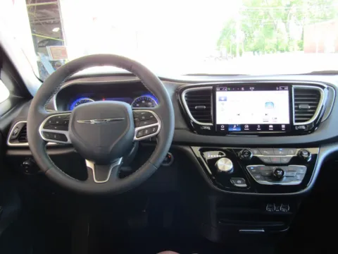 More photos of 2025 Chrysler Pacifica Select at Pettijohn Auto Center, MO