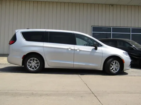 Photos of 2026 Chrysler Pacifica Select for sale in Bethany, MO at Pettijohn Auto Center
