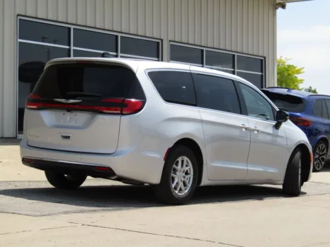Another view of 2026 Chrysler Pacifica Select for sale in Bethany, MO at Pettijohn Auto Center