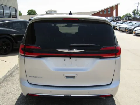 More photos of 2026 Chrysler Pacifica Select at Pettijohn Auto Center, MO