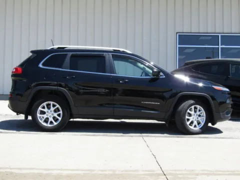 Photos of 2018 Jeep Cherokee Latitude Plus for sale in Bethany, MO at Pettijohn Auto Center