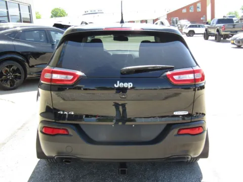 More photos of 2018 Jeep Cherokee Latitude Plus at Pettijohn Auto Center, MO