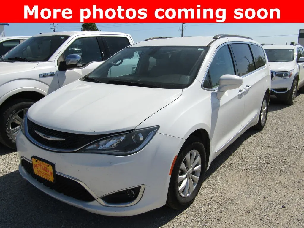 2023 Chrysler Pacifica Touring L's photo