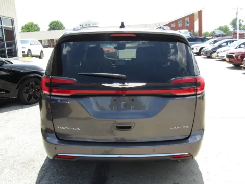 More photos of 2023 Chrysler Pacifica Limited at Pettijohn Auto Center, MO