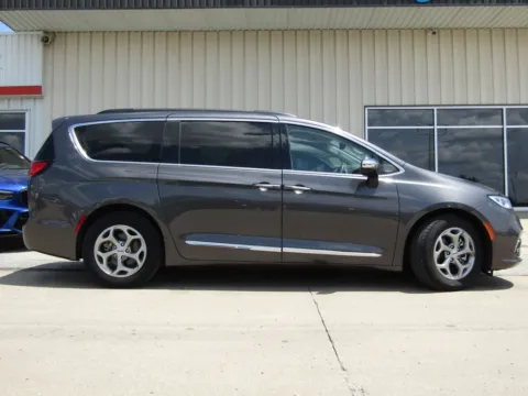 Photos of 2023 Chrysler Pacifica Limited for sale in Bethany, MO at Pettijohn Auto Center