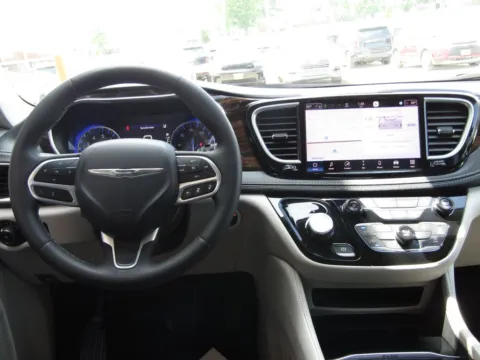 More photos of 2023 Chrysler Pacifica Limited at Pettijohn Auto Center, MO