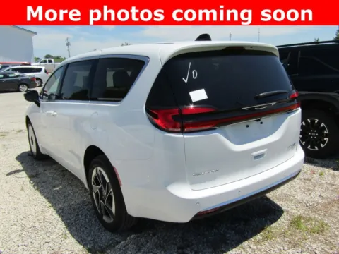 Another view of 2027 Chrysler Pacifica Limited for sale in Bethany, MO at Pettijohn Auto Center