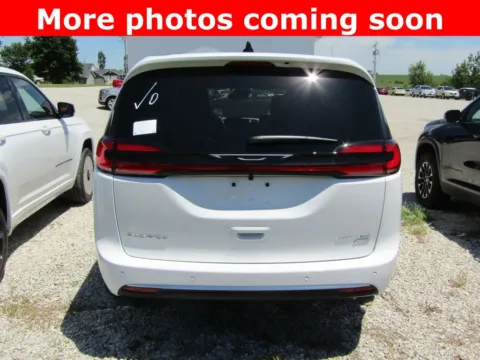 More photos of 2027 Chrysler Pacifica Limited at Pettijohn Auto Center, MO