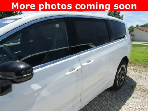 Photos of 2027 Chrysler Pacifica Limited for sale in Bethany, MO at Pettijohn Auto Center