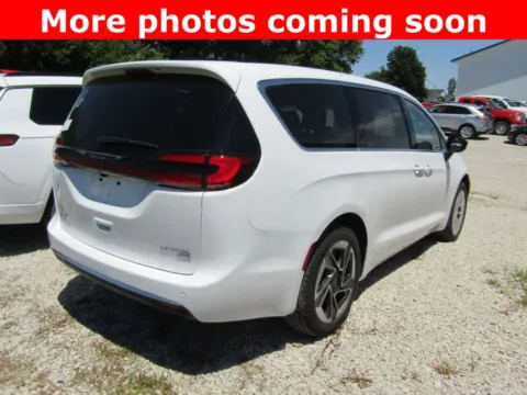 More photos of 2027 Chrysler Pacifica Limited at Pettijohn Auto Center, MO