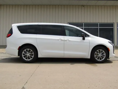 Photos of 2027 Chrysler Pacifica Select for sale in Bethany, MO at Pettijohn Auto Center