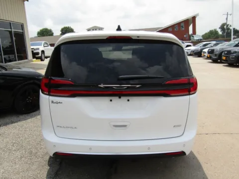 More photos of 2027 Chrysler Pacifica Select at Pettijohn Auto Center, MO