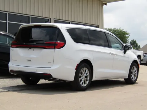 Another view of 2027 Chrysler Pacifica Select for sale in Bethany, MO at Pettijohn Auto Center