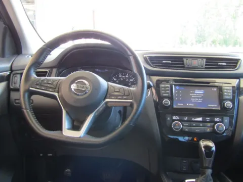 More photos of 2017 Nissan Rogue Sport SL at Pettijohn Auto Center, MO
