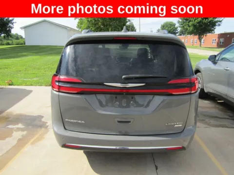More photos of 2021 Chrysler Pacifica Limited at Pettijohn Auto Center, MO