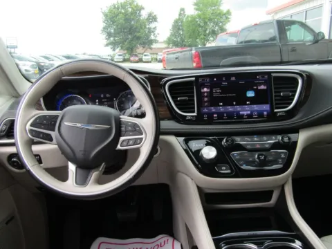 More photos of 2021 Chrysler Pacifica Limited at Pettijohn Auto Center, MO