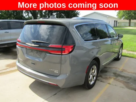 More photos of 2021 Chrysler Pacifica Limited at Pettijohn Auto Center, MO