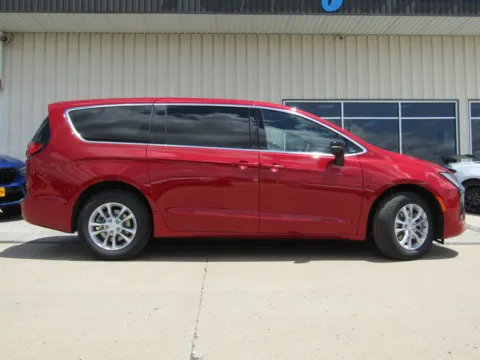Photos of 2027 Chrysler Pacifica Select for sale in Bethany, MO at Pettijohn Auto Center