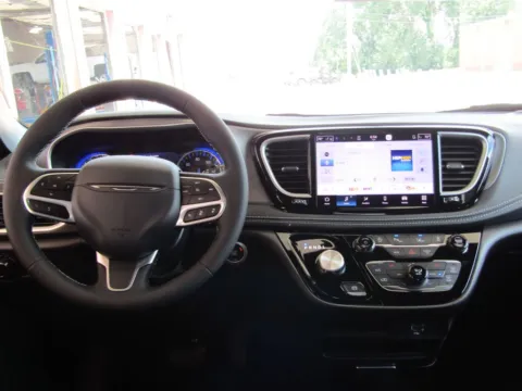 More photos of 2027 Chrysler Pacifica Select at Pettijohn Auto Center, MO