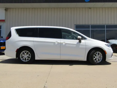Photos of 2023 Chrysler Pacifica Touring L for sale in Bethany, MO at Pettijohn Auto Center
