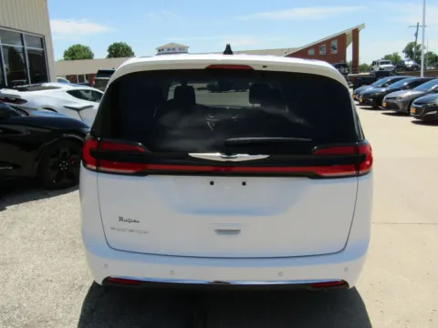 More photos of 2023 Chrysler Pacifica Touring L at Pettijohn Auto Center, MO