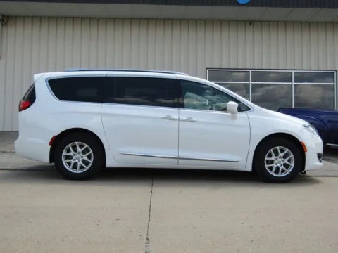Photos of 2020 Chrysler Pacifica Touring L for sale in Bethany, MO at Pettijohn Auto Center