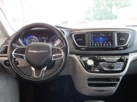 More photos of 2020 Chrysler Pacifica Touring L at Pettijohn Auto Center, MO