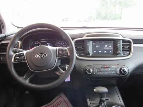 More photos of 2020 Kia Sorento LX at Pettijohn Auto Center, MO