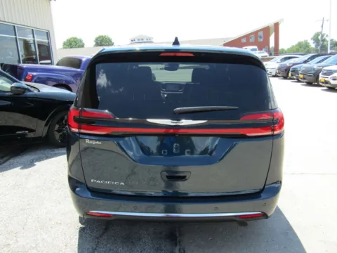More photos of 2025 Chrysler Pacifica Select at Pettijohn Auto Center, MO