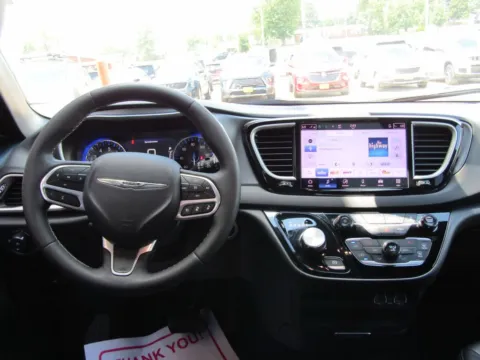 More photos of 2025 Chrysler Pacifica Select at Pettijohn Auto Center, MO