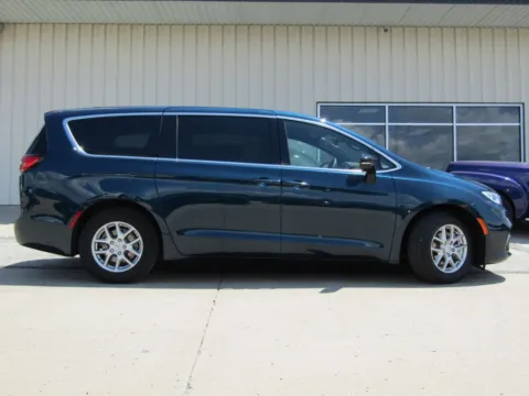 Photos of 2025 Chrysler Pacifica Select for sale in Bethany, MO at Pettijohn Auto Center