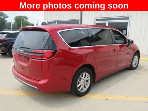 More photos of 2025 Chrysler Pacifica Select at Pettijohn Auto Center, MO