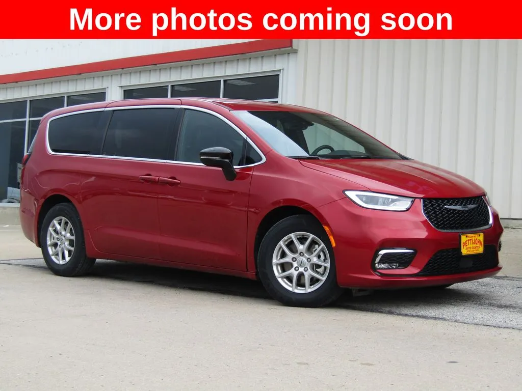 Used 2025 Chrysler Pacifica Select with VIN 2C4RC1BG2SR546726 for sale in Kansas City