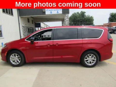 Photos of 2025 Chrysler Pacifica Select for sale in Bethany, MO at Pettijohn Auto Center