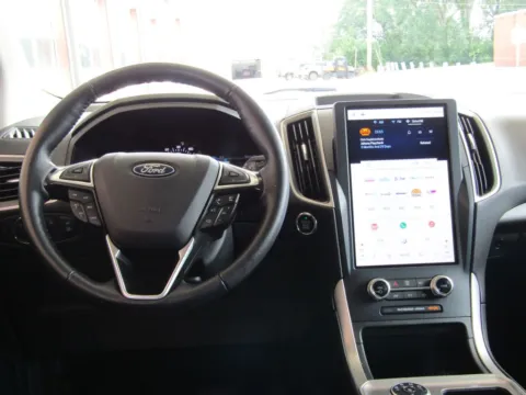 More photos of 2023 Ford Edge SEL at Pettijohn Auto Center, MO