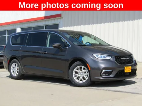 Gray 2023 Chrysler Pacifica Touring L for sale in Bethany, MO