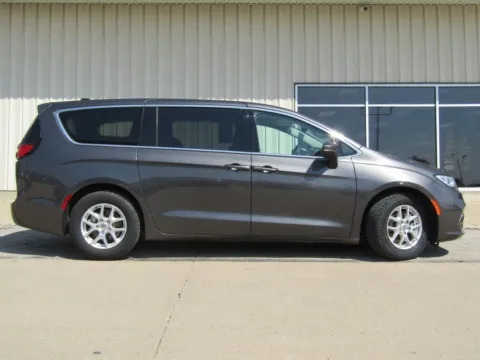 Photos of 2023 Chrysler Pacifica Touring L for sale in Bethany, MO at Pettijohn Auto Center