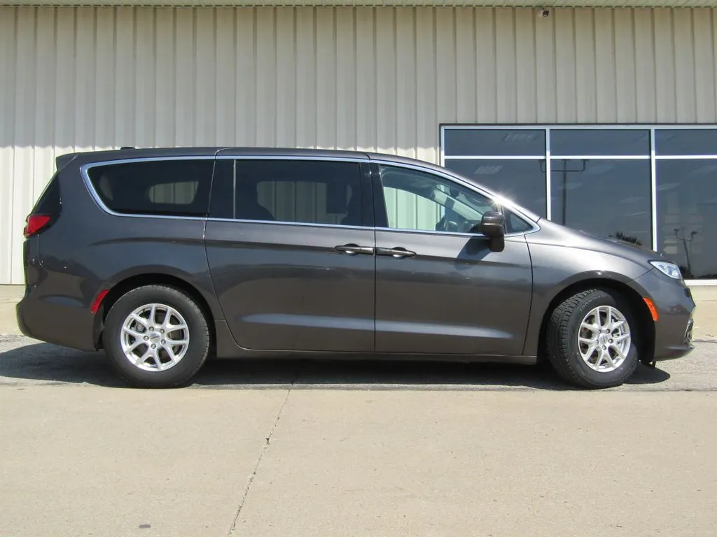 Used 2023 Chrysler Pacifica Touring L with VIN 2C4RC1BG4PR586121 for sale in Kansas City
