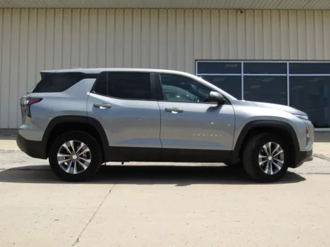 Photos of 2025 Chevrolet Equinox LT for sale in Bethany, MO at Pettijohn Auto Center