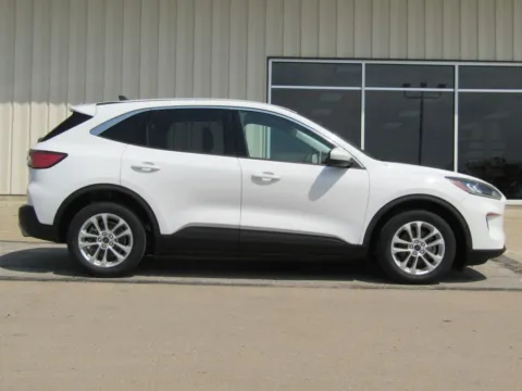 Photos of 2021 Ford Escape SE for sale in Bethany, MO at Pettijohn Auto Center