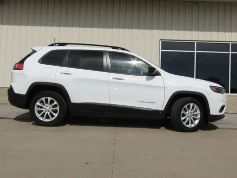 Photos of 2022 Jeep Cherokee Latitude Lux for sale in Bethany, MO at Pettijohn Auto Center